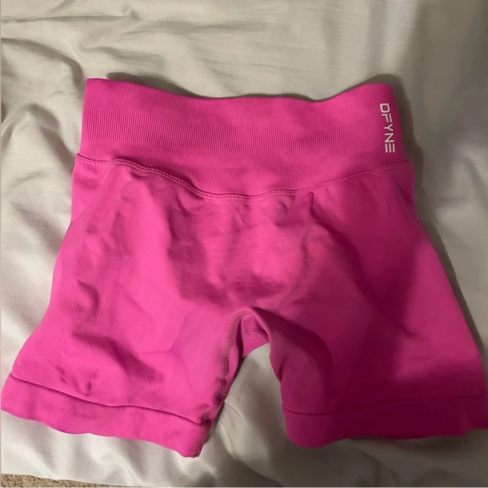 DFYNE impact shorts 4.5” Bright Fuchsia 
Size: Small - Picture 3 of 5